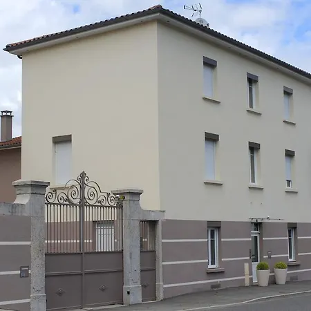 Aux Jardins De L'isle Apartment