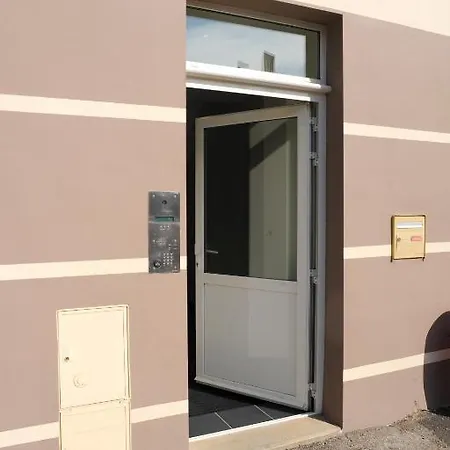 Aux Jardins De L'isle Apartment *