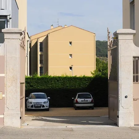 Aux Jardins De L'isle Apartment *